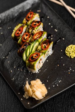 Suşi yemeği. Maki ve rulo ton balığı, somon, karides, yengeç ve avokado. Çeşit çeşit suşinin en üst görüntüsü. Gökkuşağı suşi rulosu, uramaki, hosomaki ve nigiri.