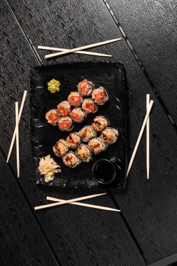 Suşi yemeği. Maki ve rulo ton balığı, somon, karides, yengeç ve avokado. Çeşit çeşit suşinin en üst görüntüsü. Gökkuşağı suşi rulosu, uramaki, hosomaki ve nigiri.