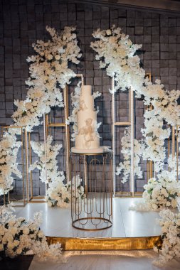 Çiçek ve yaban mersini ile beyaz düğün pastası