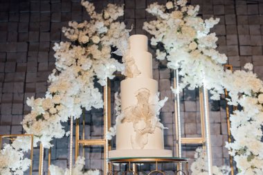 Çiçek ve yaban mersini ile beyaz düğün pastası