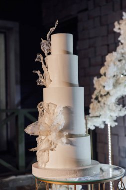 Çiçek ve yaban mersini ile beyaz düğün pastası