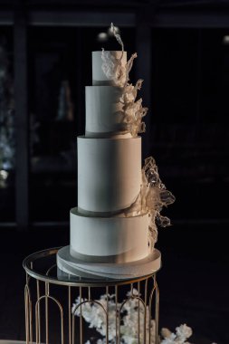 Çiçek ve yaban mersini ile beyaz düğün pastası