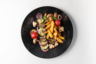 Salatalı tavuk fileto. Sağlıklı yemek, keto diyeti, diyet öğle yemeği konsepti. Beyaz arkaplanda üst görünüm.