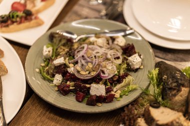 Restoran menüsü, restoranda yemek, masada yemek.