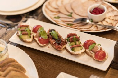 Restoran menüsü, restoranda yemek, masada yemek.