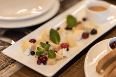 Restoran menüsü, restoranda yemek, masada yemek.