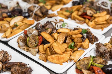 Restoran menüsü, restoranda yemek, masada yemek.