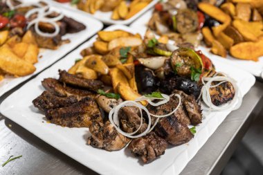 Restoran menüsü, restoranda yemek, masada yemek.