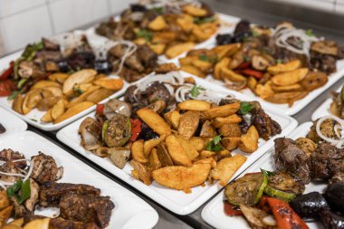 Restoran menüsü, restoranda yemek, masada yemek.