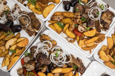 Restoran menüsü, restoranda yemek, masada yemek.