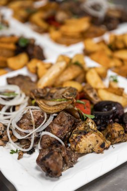 Restoran menüsü, restoranda yemek, masada yemek.