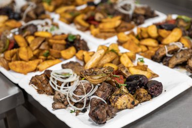 Restoran menüsü, restoranda yemek, masada yemek.