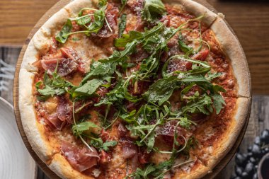 Restoran menüsü, restoranda yemek, masada yemek.