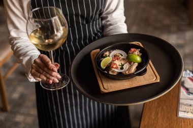 Restoran menüsü, restoranda yemek, masada yemek.