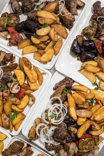 Restoran menüsü, restoranda yemek, masada yemek.