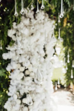 İtalya, Toskana 'da lüks bir yemek için çok güzel romantik, zarif bir düğün dekoru. Açık hava düğünü için modern çiçek tasarımı