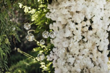İtalya, Toskana 'da lüks bir yemek için çok güzel romantik, zarif bir düğün dekoru. Açık hava düğünü için modern çiçek tasarımı