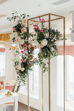 İtalya, Toskana 'da lüks bir yemek için çok güzel romantik, zarif bir düğün dekoru. Açık hava düğünü için modern çiçek tasarımı