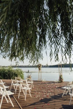 Sahilde düğün ayarı.