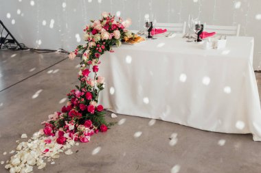 Sahilde düğün ayarı.