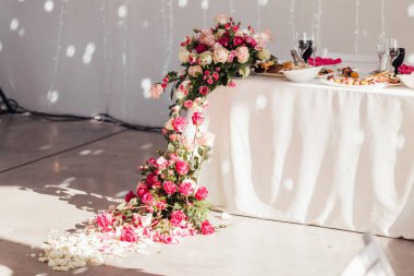 Sahilde düğün ayarı.