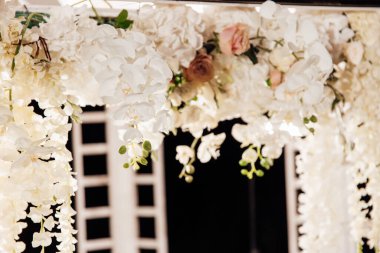 Sahilde düğün ayarı.