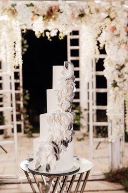 Sahilde düğün ayarı.