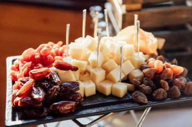 Sahilde düğün ayarı.