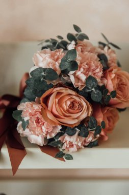 Mini vazo ve tavandan sarkan çiçek buketleri şeklinde orijinal düğün çiçekleri.