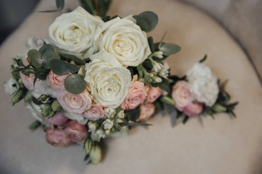 Mini vazo ve tavandan sarkan çiçek buketleri şeklinde orijinal düğün çiçekleri.