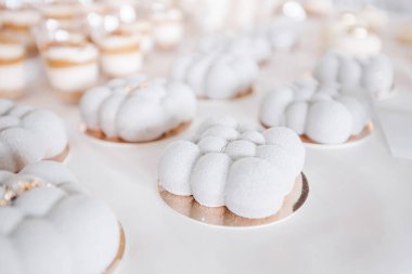 Düğün pastası, düğün töreninden sonra geleneksel olarak verilen özel bir pastadır.