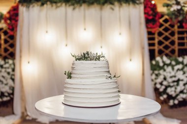 Düğün pastası, düğün töreninden sonra geleneksel olarak verilen özel bir pastadır.