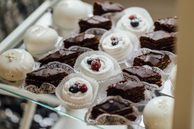 Düğün pastası, düğün töreninden sonra geleneksel olarak verilen özel bir pastadır.