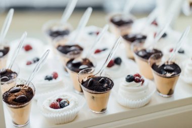 Düğün pastası, düğün töreninden sonra geleneksel olarak verilen özel bir pastadır.