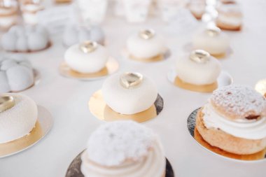 Düğün pastası, düğün töreninden sonra geleneksel olarak verilen özel bir pastadır.