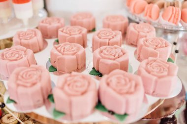 Düğün pastası, düğün töreninden sonra geleneksel olarak verilen özel bir pastadır.