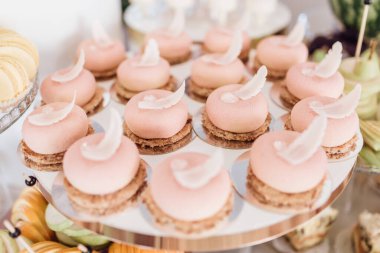 Düğün pastası, düğün töreninden sonra geleneksel olarak verilen özel bir pastadır.