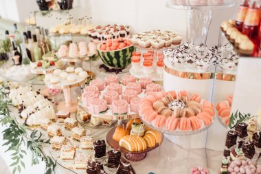 Düğün pastası, düğün töreninden sonra geleneksel olarak verilen özel bir pastadır.