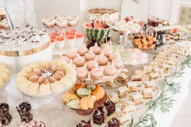 Düğün pastası, düğün töreninden sonra geleneksel olarak verilen özel bir pastadır.