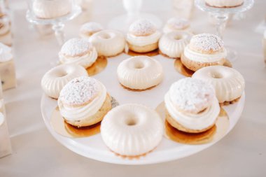 Düğün pastası, düğün töreninden sonra geleneksel olarak verilen özel bir pastadır.