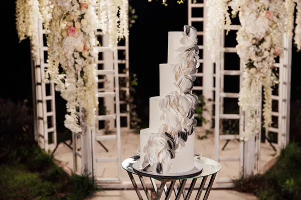 Sahilde düğün ayarı.