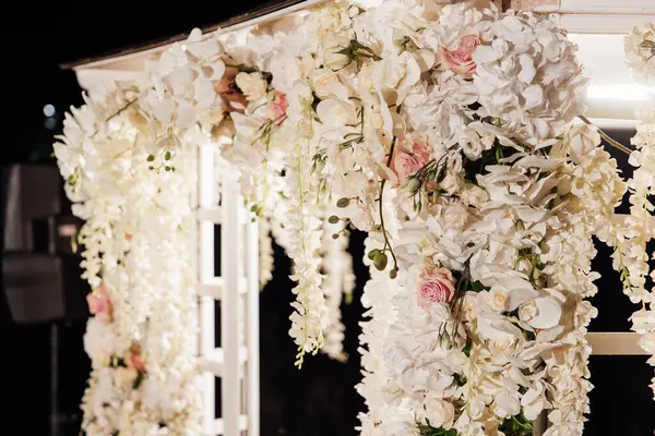 Sahilde düğün ayarı.