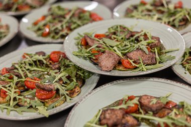 Mutfaktaki restoranda yemek kutlamaya hazır.