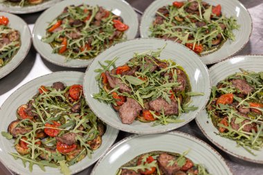 Mutfaktaki restoranda yemek kutlamaya hazır.