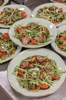 Mutfaktaki restoranda yemek kutlamaya hazır.