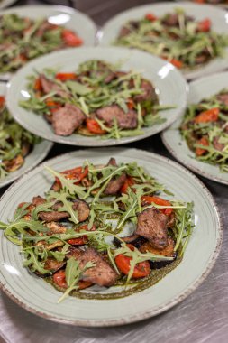 Mutfaktaki restoranda yemek kutlamaya hazır.