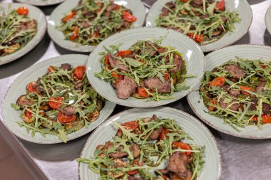 Mutfaktaki restoranda yemek kutlamaya hazır.