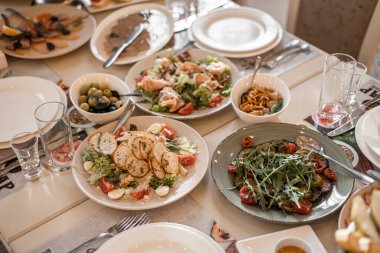Mutfaktaki restoranda yemek kutlamaya hazır.