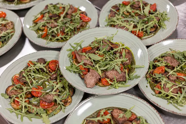 Mutfaktaki restoranda yemek kutlamaya hazır.