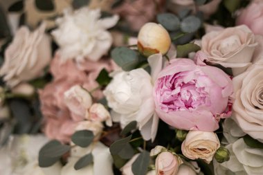 Farklı tarla çiçeklerinden güzel çiçek kompozisyonu.